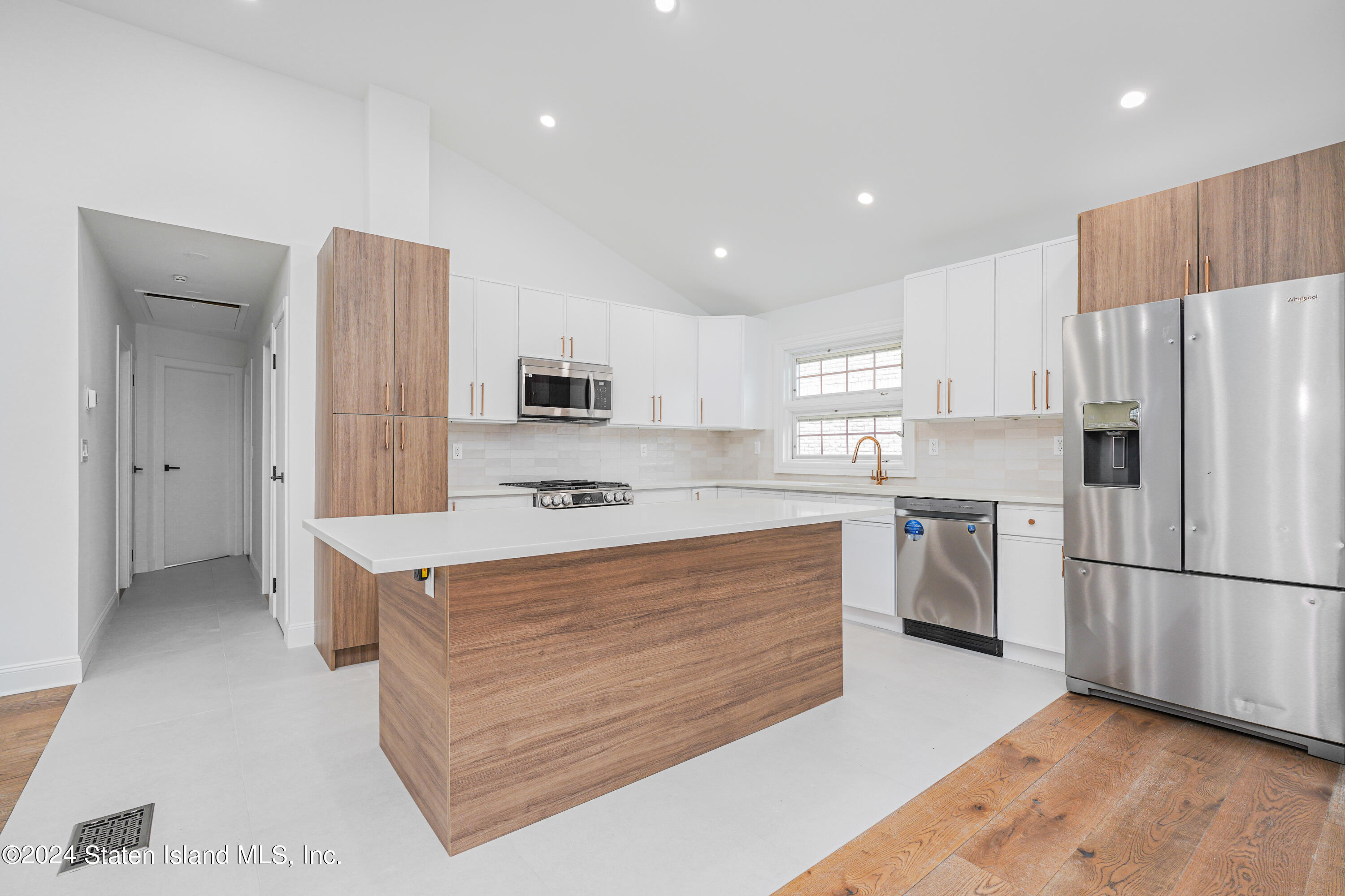 620 Sinclair Avenue Staten Island, NY 10312 - Photo 11 of 43 Photo Sep 24 2024, 10 47 31 PM