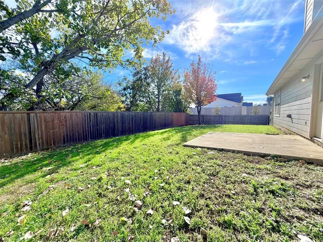a view of a backyard