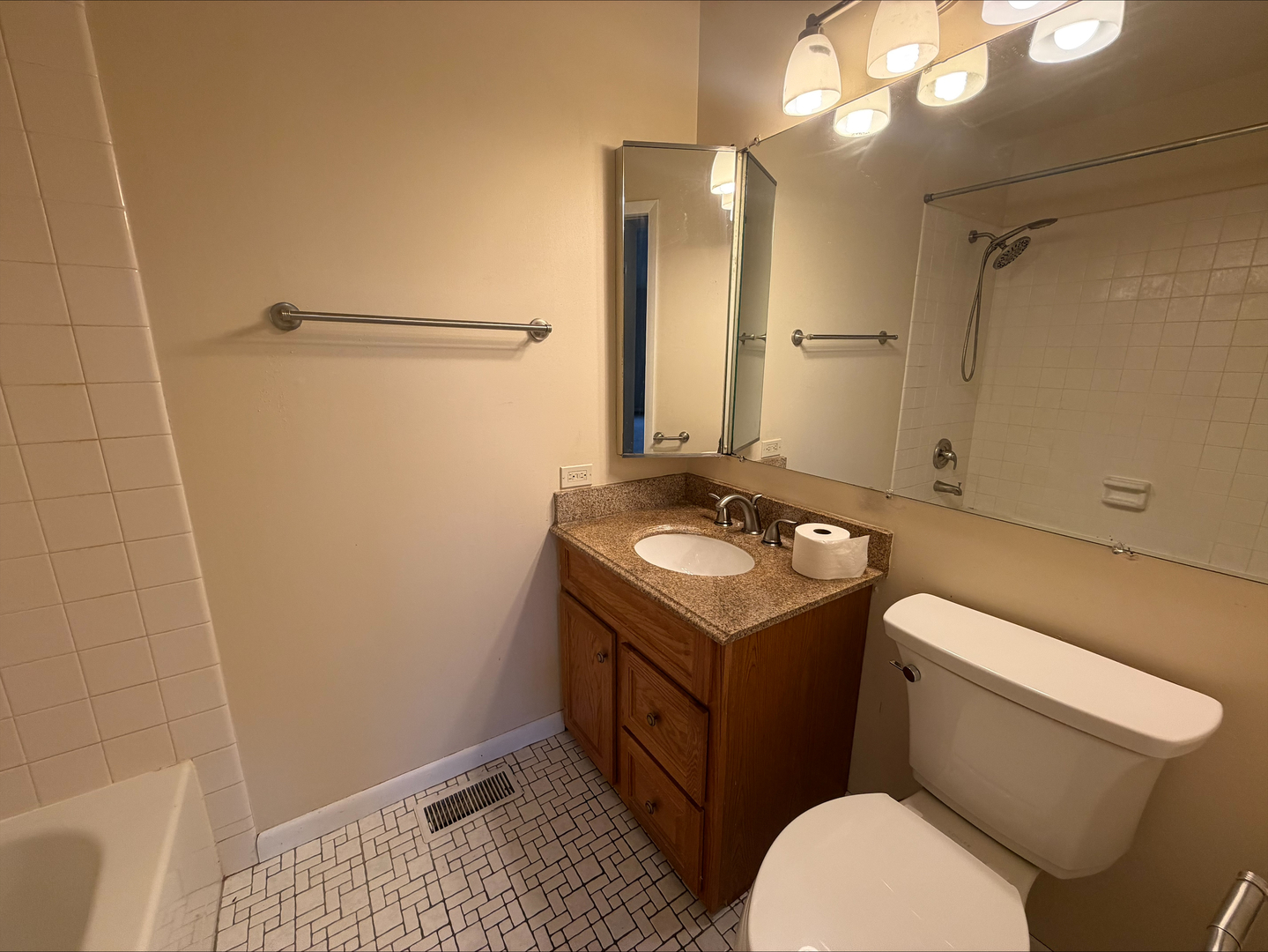 148 West Golf Road, Unit E Libertyville, IL 60048 - Photo 8 of 12 Gallery Image 8