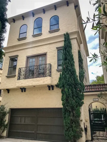 a view of building with a outdoor space