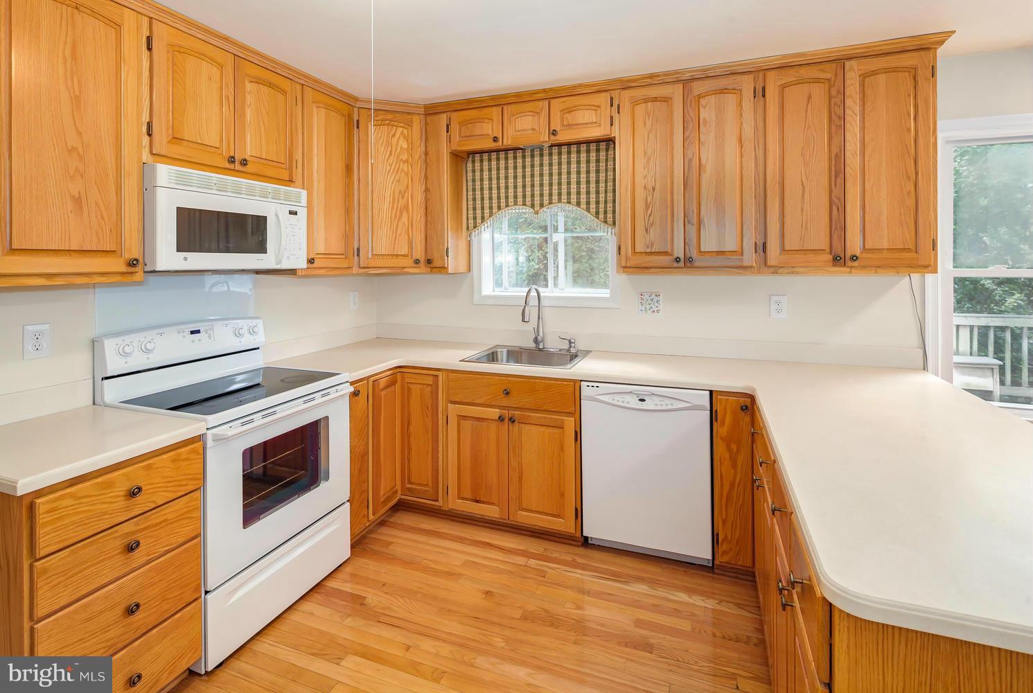 8107 Viola Street Springfield, VA 22152 - Photo 11 of 30 Kitchen