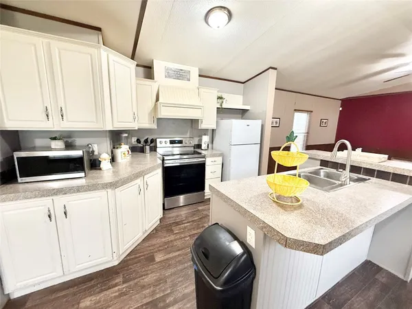 $1,399 | 210 Lake Drive, Oyster Creek, TX 77541