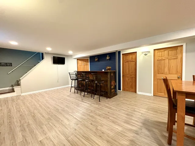 $322,900 | 2841 West 100th Place, Evergreen Park, IL 60805