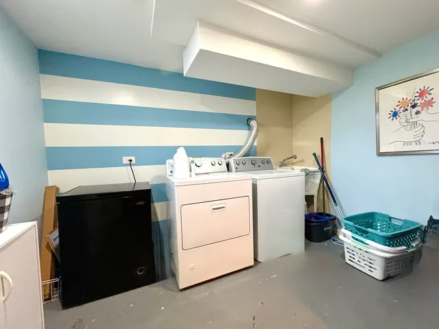 $322,900 | 2841 West 100th Place, Evergreen Park, IL 60805