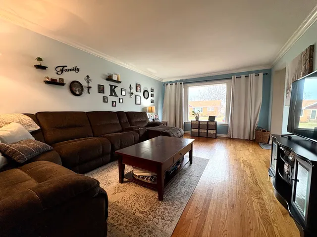 $322,900 | 2841 West 100th Place, Evergreen Park, IL 60805