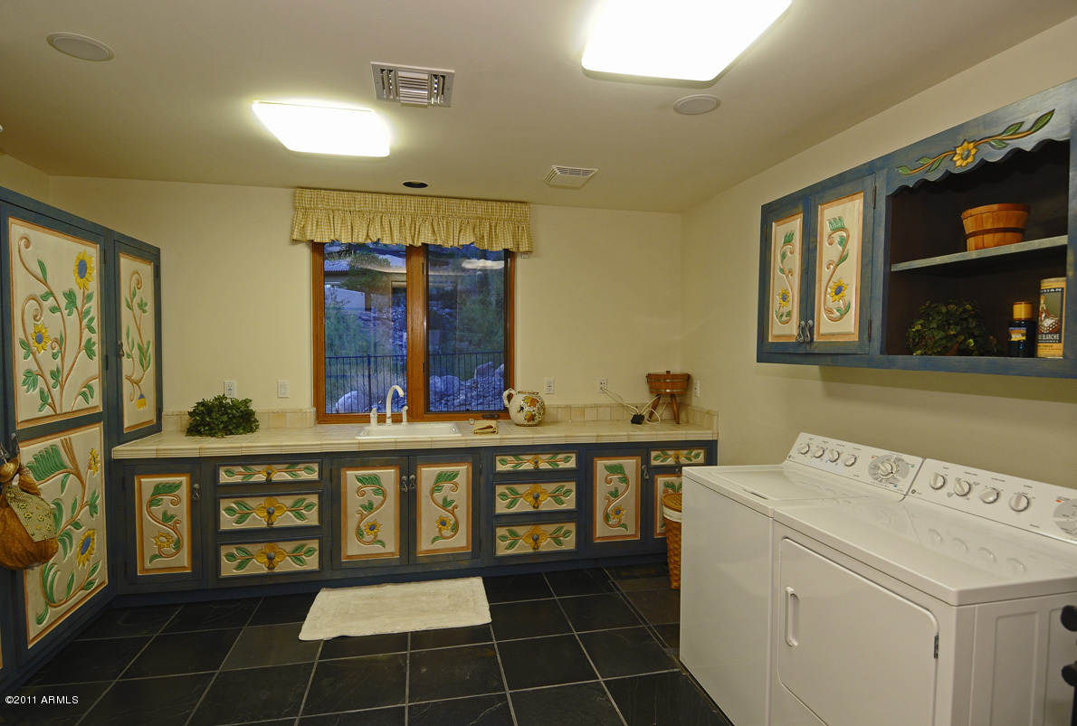 5502 East Rockridge Road Phoenix, AZ 85018 - Photo 18 of 25 Laundry