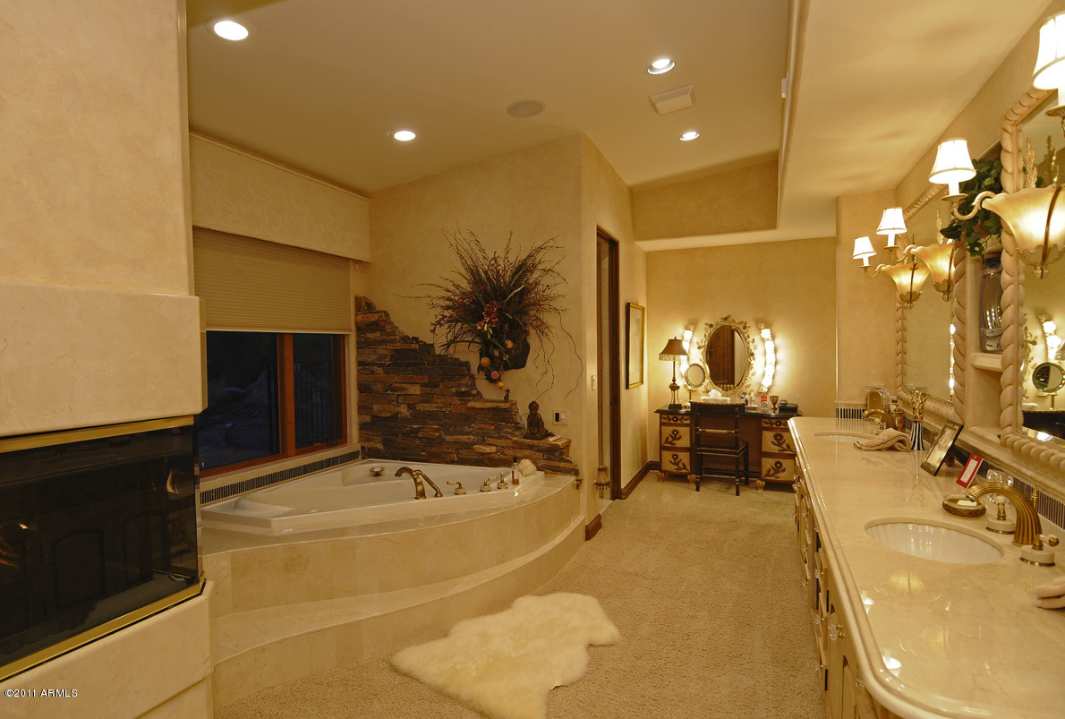 5502 East Rockridge Road Phoenix, AZ 85018 - Photo 10 of 25 Master_Bath