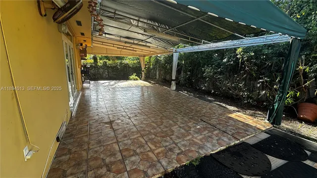 a view of a backyard