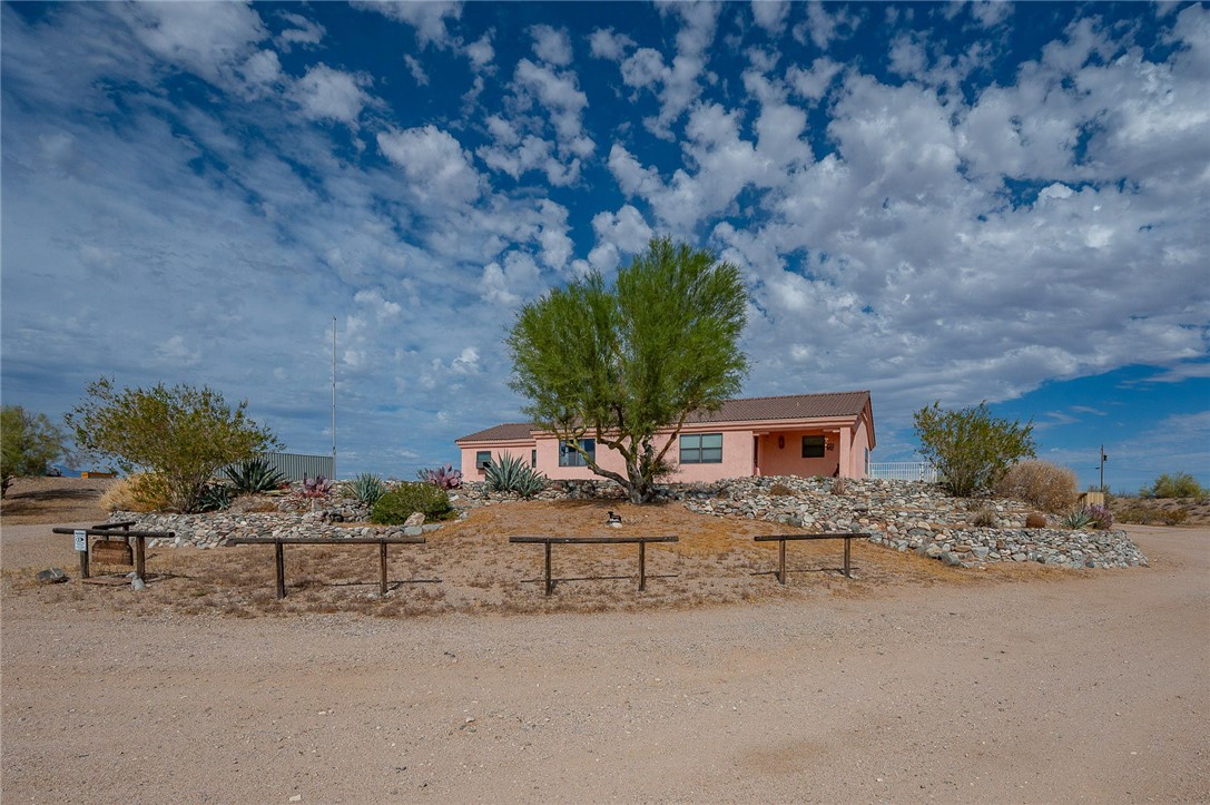 16876 Lawton Road Yucca, AZ 86438 - Photo 5 of 41
