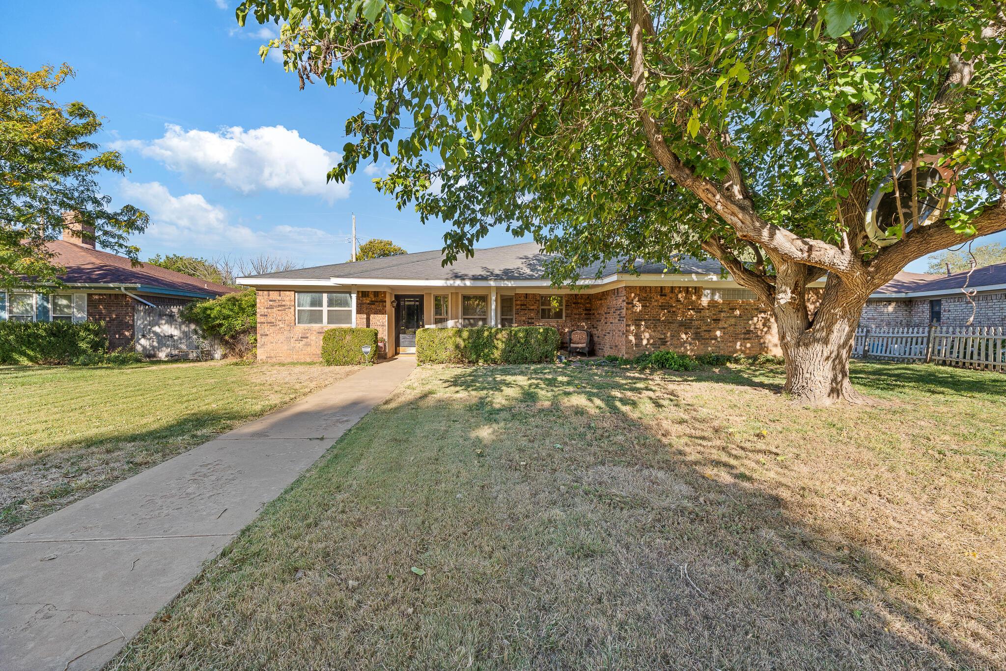 a view of a house with a yard