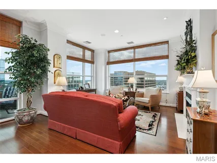 $1,550,000 | 8025 Maryland Avenue, Unit 10E, St. Louis, MO 63105