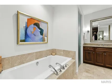 $1,550,000 | 8025 Maryland Avenue, Unit 10E, St. Louis, MO 63105