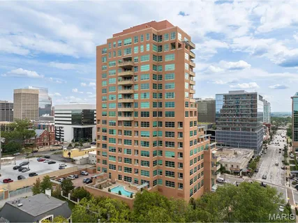 $1,550,000 | 8025 Maryland Avenue, Unit 10E, St. Louis, MO 63105