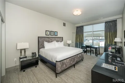 $1,550,000 | 8025 Maryland Avenue, Unit 10E, St. Louis, MO 63105