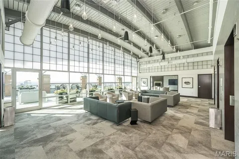 $1,550,000 | 8025 Maryland Avenue, Unit 10E, St. Louis, MO 63105