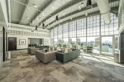 $1,550,000 | 8025 Maryland Avenue, Unit 10E, St. Louis, MO 63105