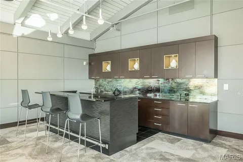 $1,550,000 | 8025 Maryland Avenue, Unit 10E, St. Louis, MO 63105