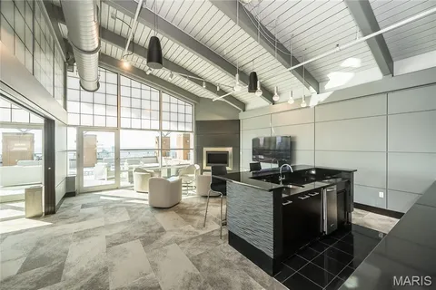 $1,550,000 | 8025 Maryland Avenue, Unit 10E, St. Louis, MO 63105