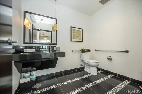 $1,550,000 | 8025 Maryland Avenue, Unit 10E, St. Louis, MO 63105