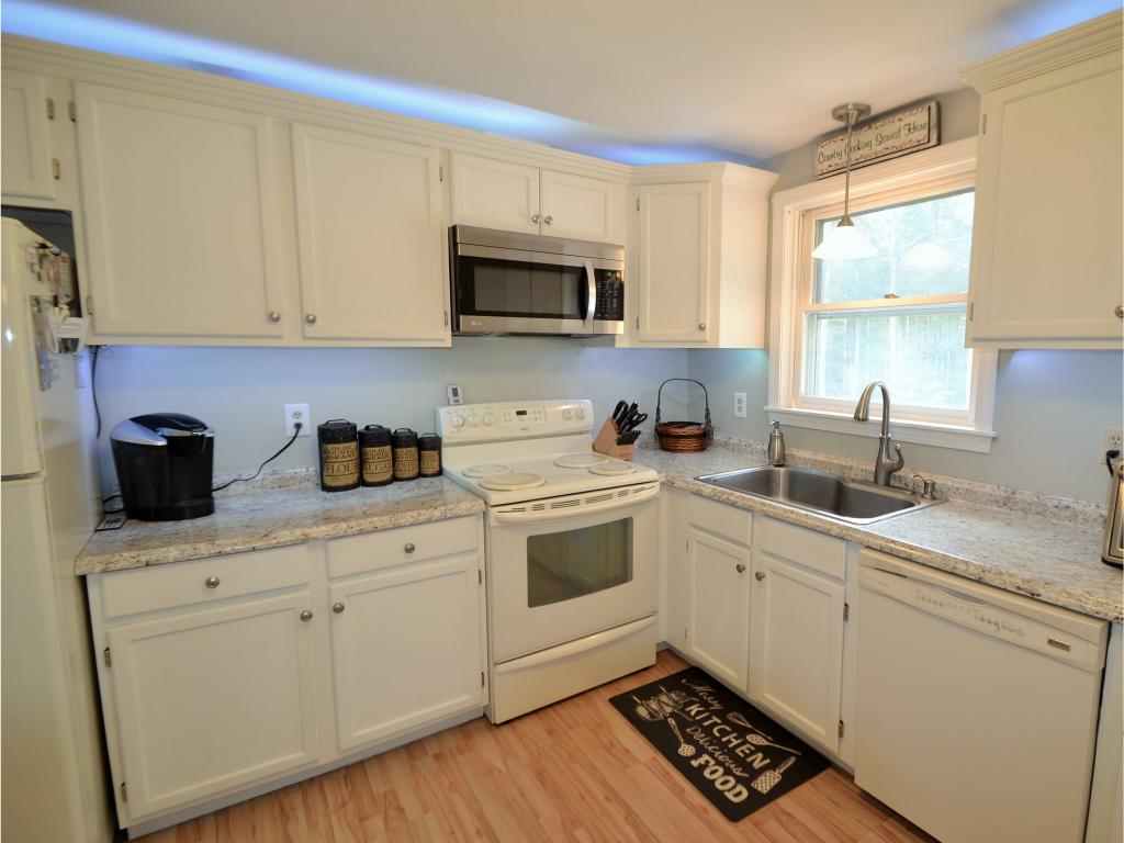 18 Cross Road Sandown, NH 03873 - Photo 4 of 34