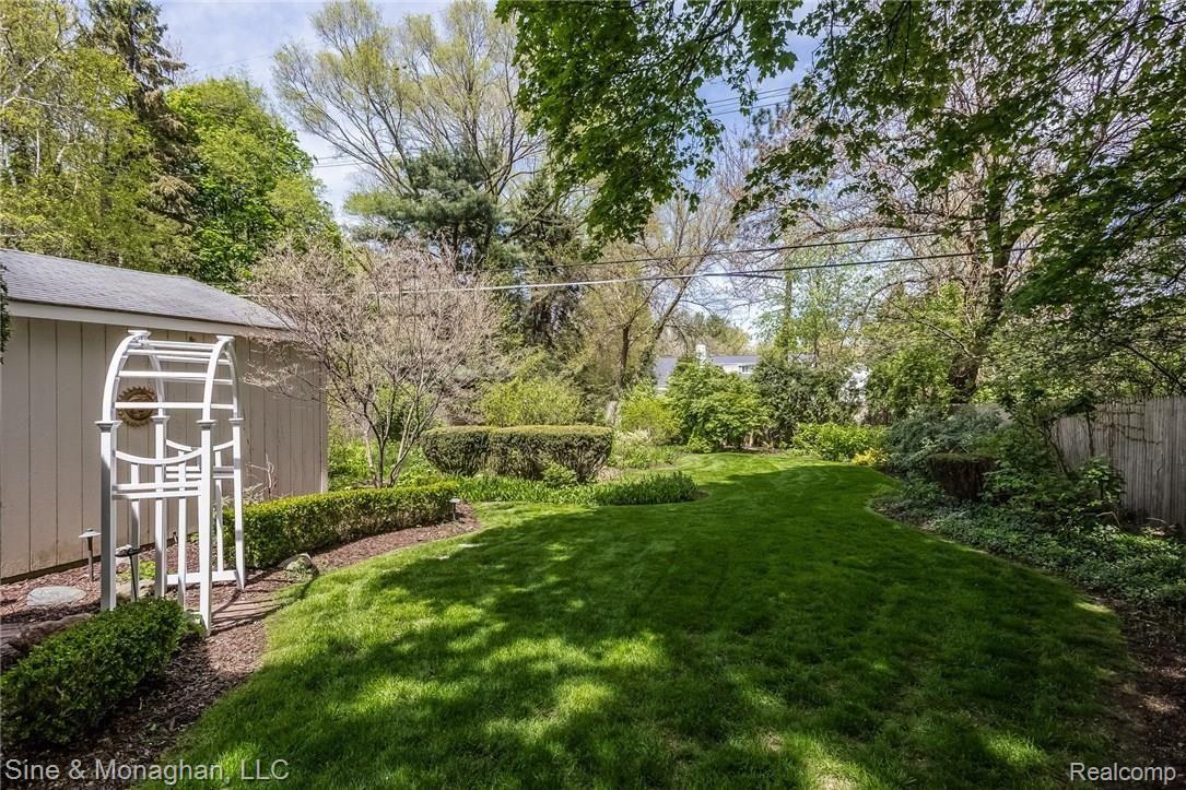 214 Merriweather Road Grosse Pointe, MI 48236 - Photo 78 of 85 082-Exterior-4152961-medium.jpg