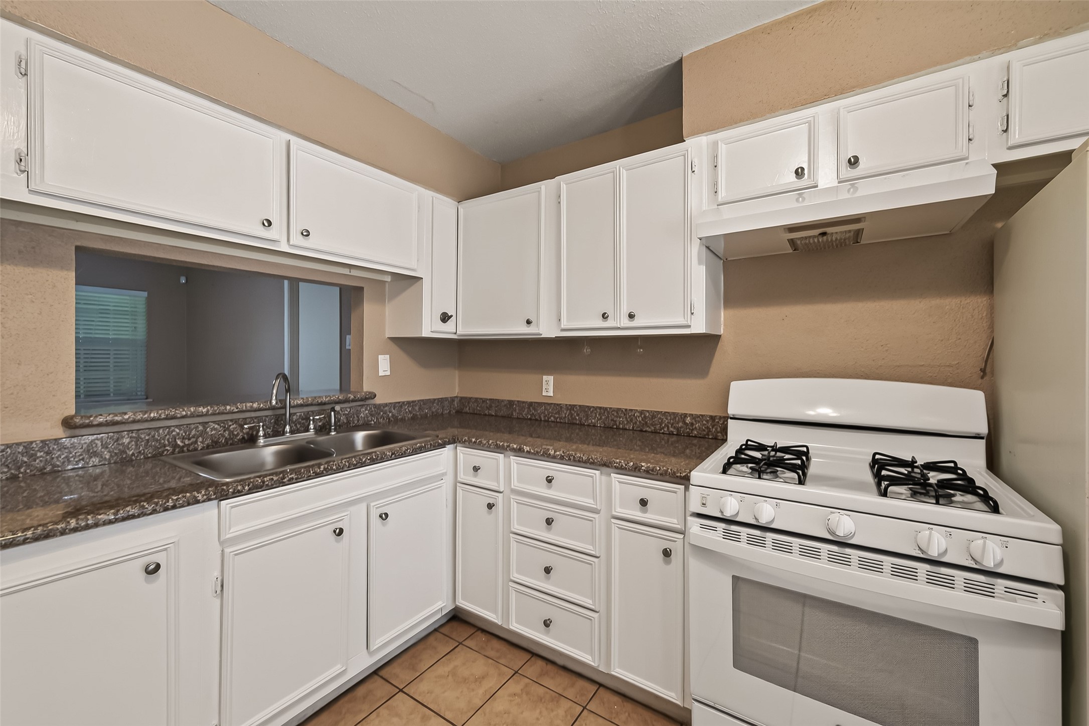 719 Kilpatrick Street Channelview, TX 77530 - Photo 8 of 40 Imagine preparing countless meals in this well-appointed kitchen, complete with a gas stove that offers both convenience and precision for everyday cooking.