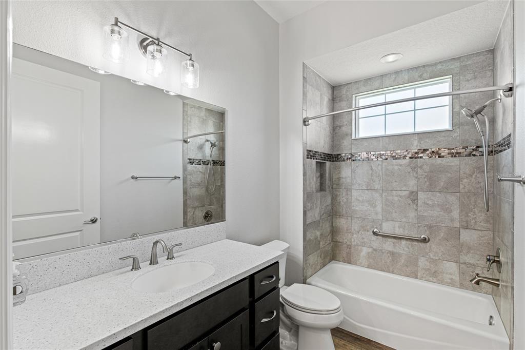 11202 Roz Way Oxford, FL 34484 - Photo 33 of 44 a bathroom with a sink a toilet and shower