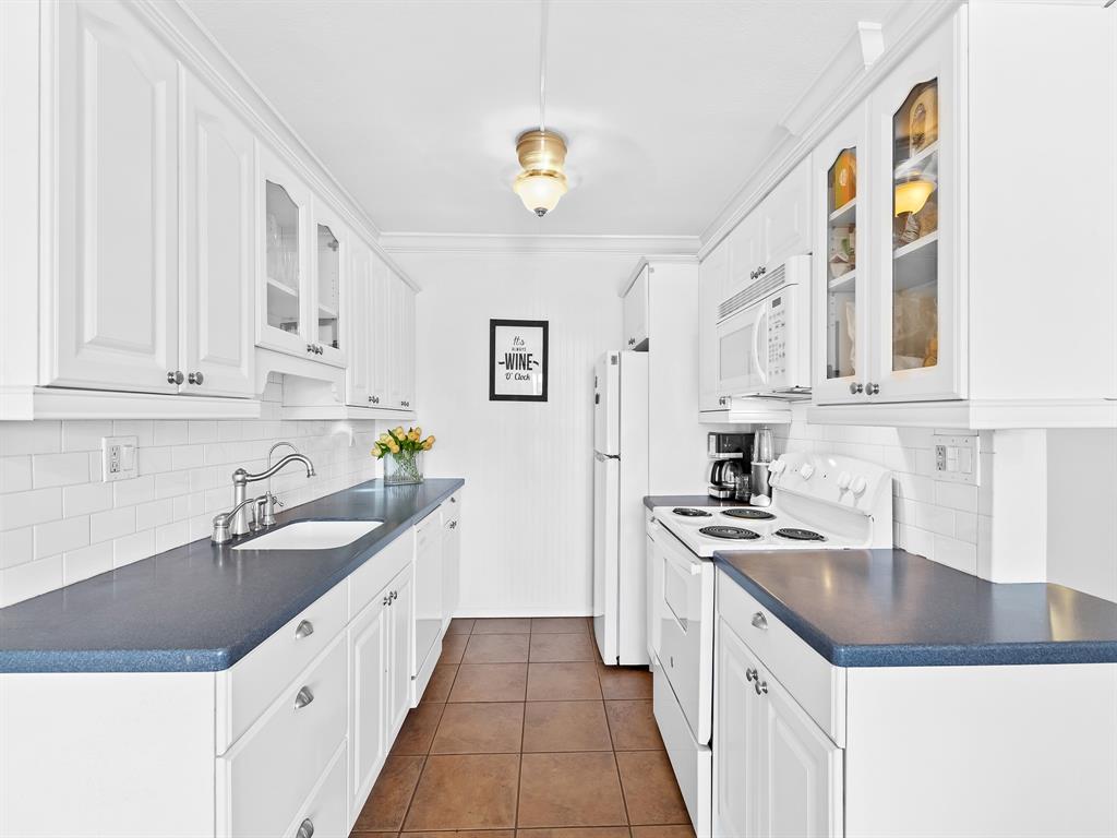 1475 Southeast 15th Street, Unit 311 Fort Lauderdale, FL 33316 - Photo 8 of 19 a kitchen with stainless steel appliances granite countertop a sink stove and cabinets