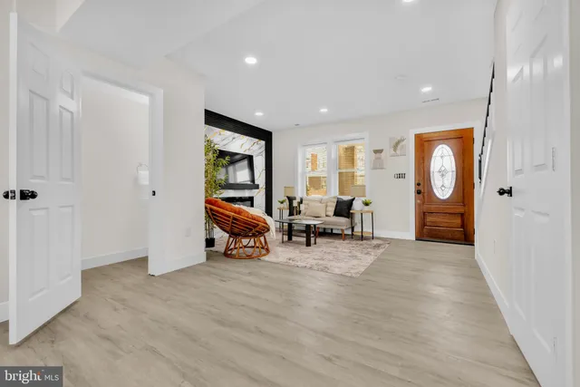 a view of a livingroom with furniture and a ceiling fan