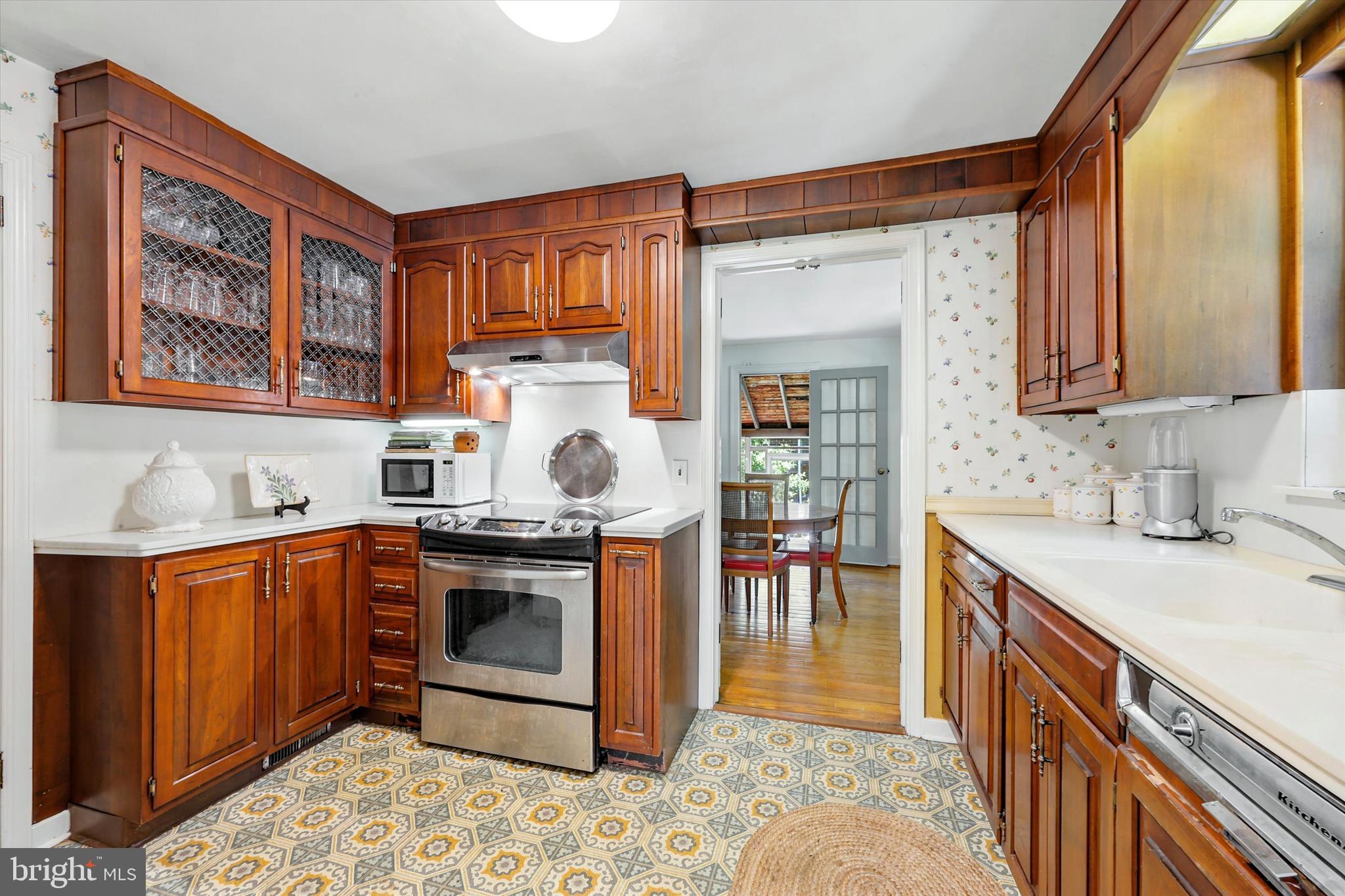 114 Rambling Way Springfield, PA 19064 - Photo 20 of 43 Kitchen with solid wood cabinetry & Corian counter