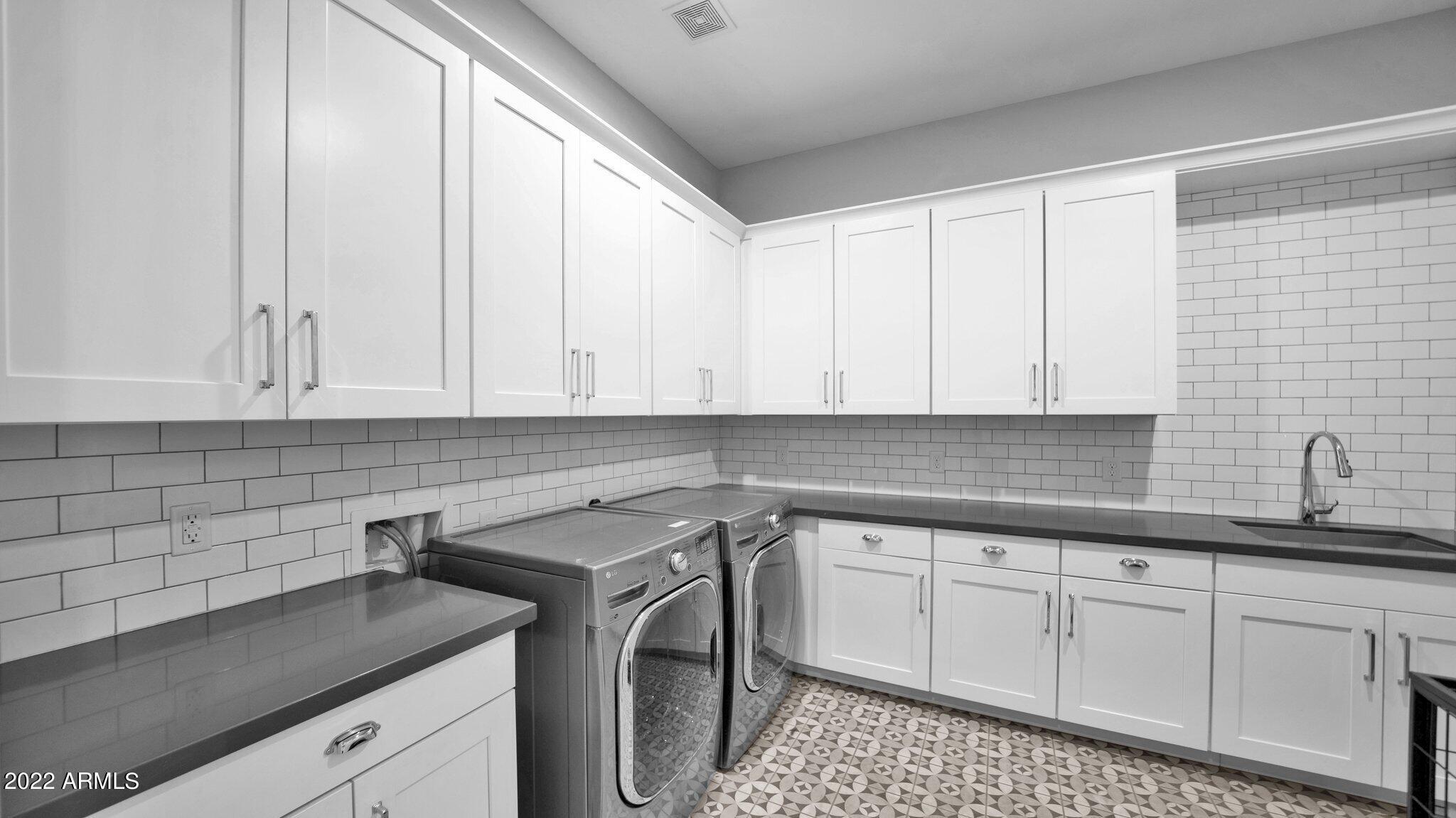 8723 North 9th Avenue Phoenix, AZ 85021 - Photo 11 of 39 Huge Laundry Room