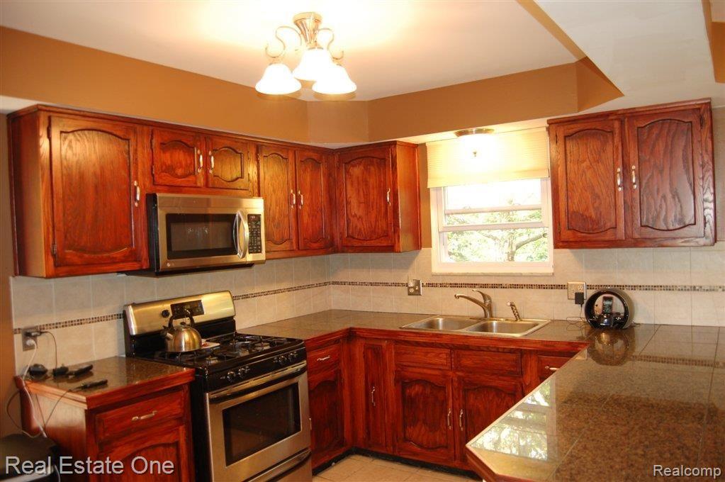 457 Pinehurst Drive Rochester, MI 48309 - Photo 4 of 23 Cherry kitchen counters