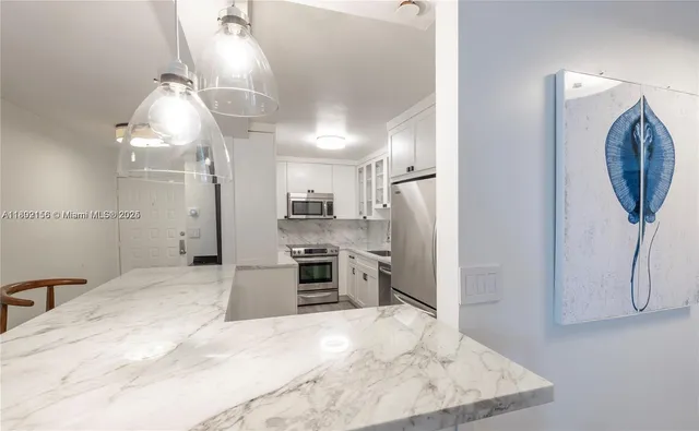 $1,100,000 | 6061 Collins Avenue, Unit 7D, Miami Beach, FL 33140