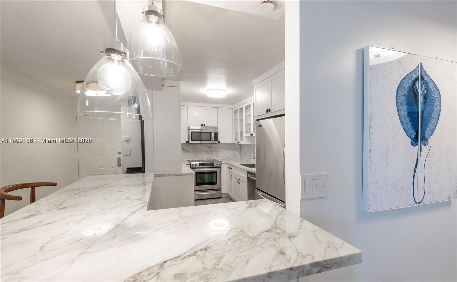 6061 Collins Avenue, Unit 7D Miami Beach, FL 33140 - Photo 14 of 39