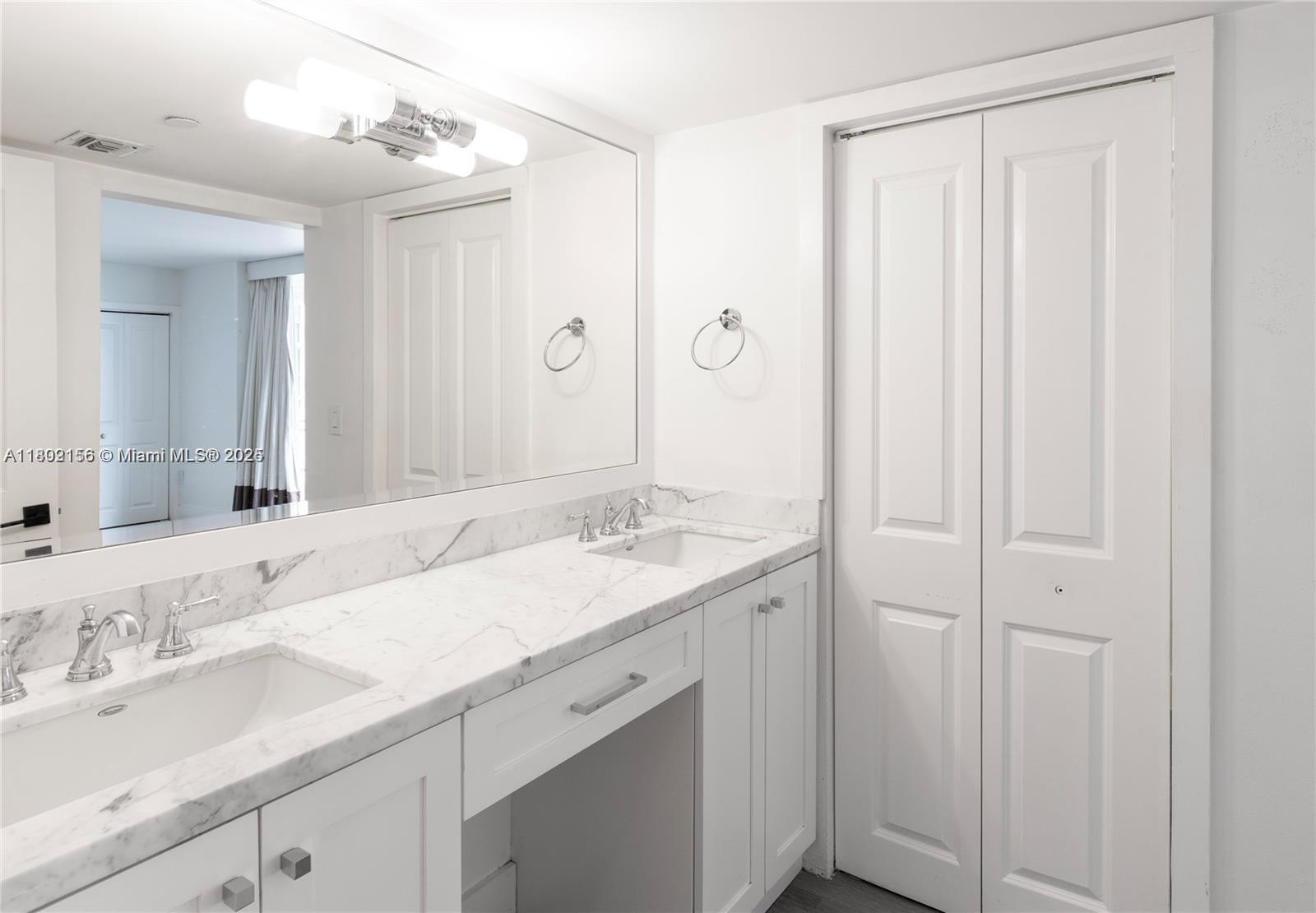 6061 Collins Avenue, Unit 7D Miami Beach, FL 33140 - Photo 22 of 39