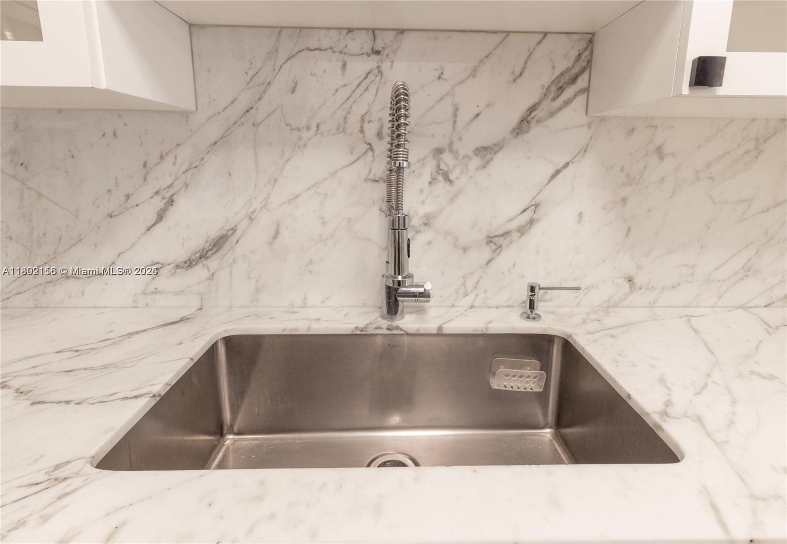 6061 Collins Avenue, Unit 7D Miami Beach, FL 33140 - Photo 9 of 39