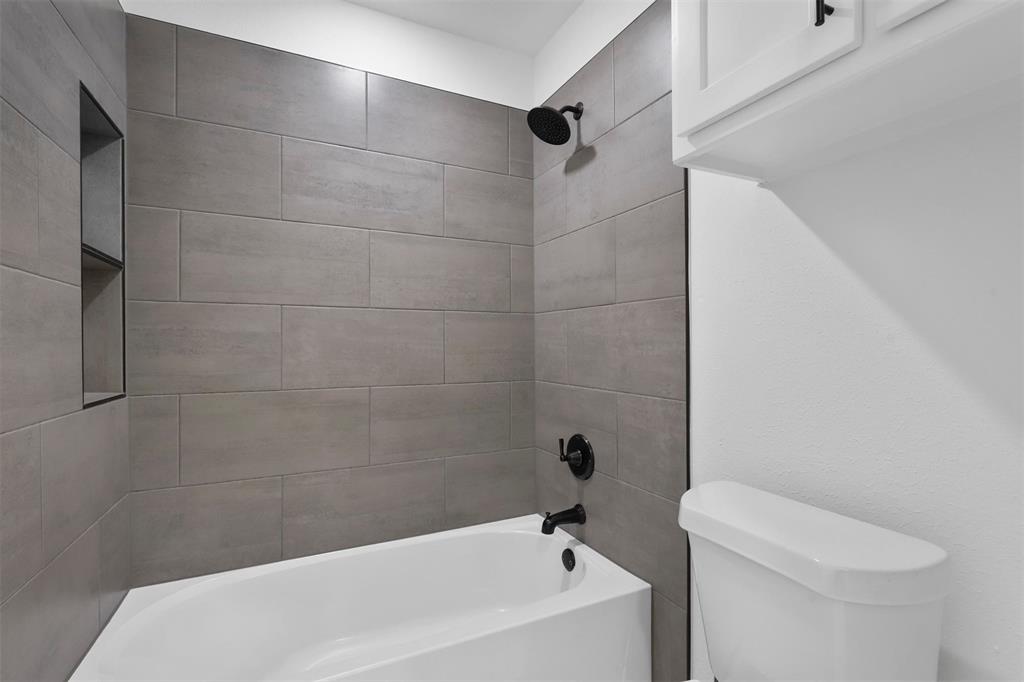 5204 Partridge Road Fort Worth, TX 76132 - Photo 25 of 34 Jack & Jill Bathroom with separate bath space