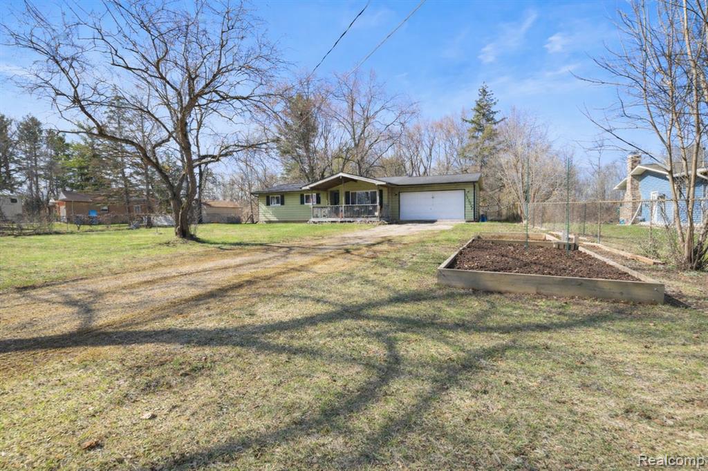 11106 Main Road Fenton, MI 48430 - Photo 2 of 34 Gallery Image 2