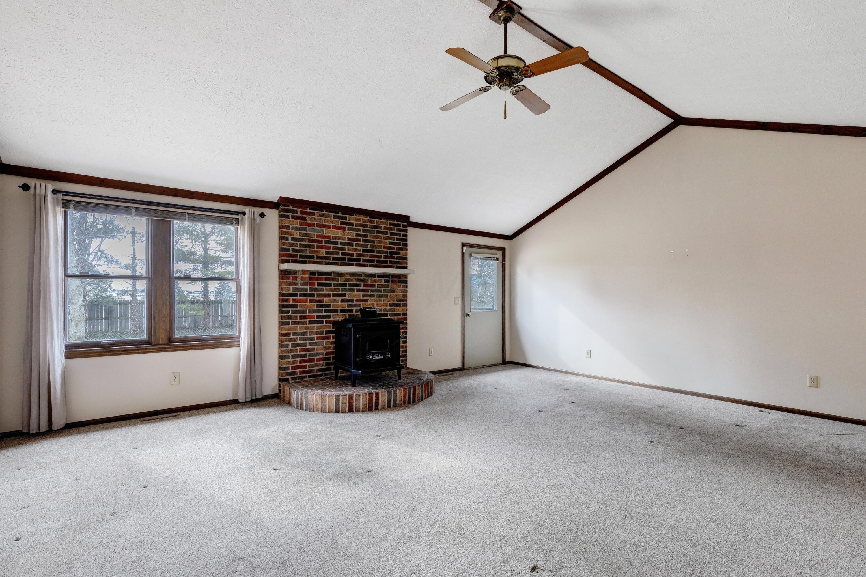 2571 Youngs Grove Road Columbus, OH 43231 - Photo 5 of 40 Great room with cathedral ceilings