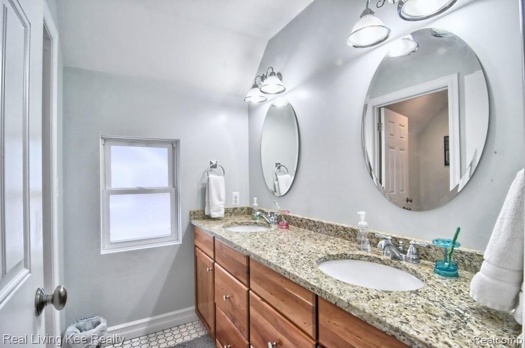 632 7th Street Rochester, MI 48307 - Photo 28 of 41 Bathroom