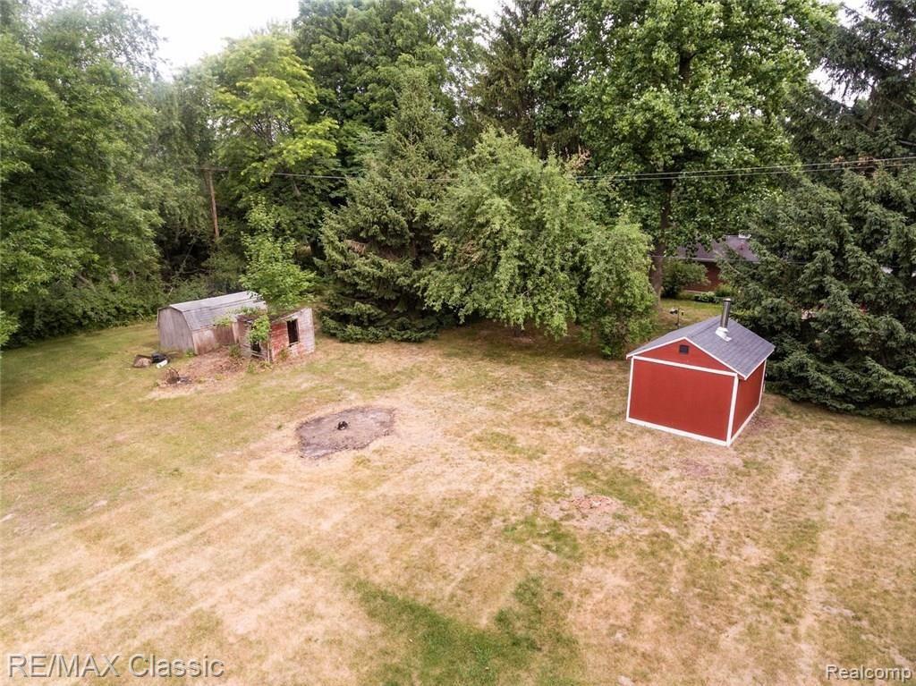 49103 Gyde Road Canton, MI 48187 - Photo 33 of 36 29) Yard 7.jpg