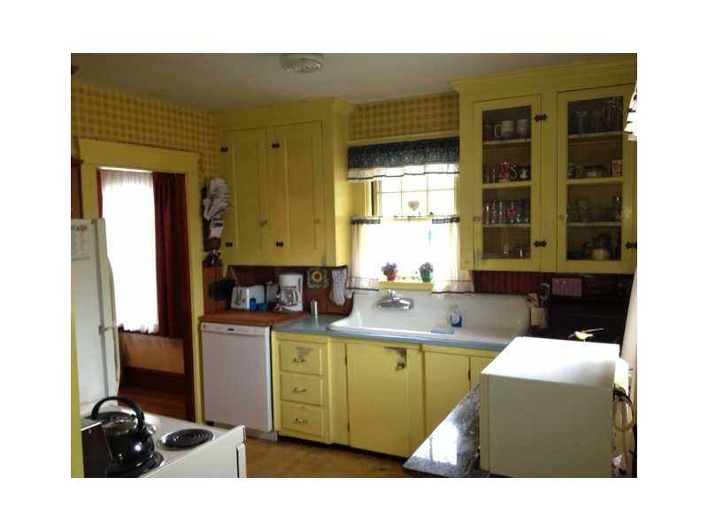 10 Althea Road Warwick, RI 02889 - Photo 4 of 5 Kitchen.