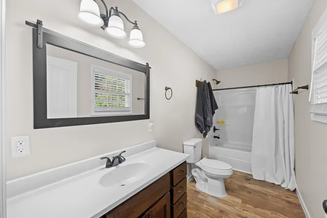 a view of an entryway with wooden floor and a ceiling fan