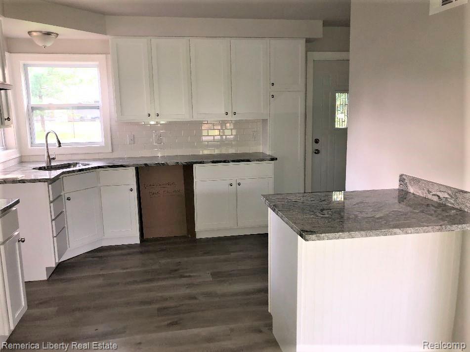 14541 Merriman Road Livonia, MI 48154 - Photo 5 of 16 Beautiful Kitchen w/ White Cabinets & Granite Counter Tops
