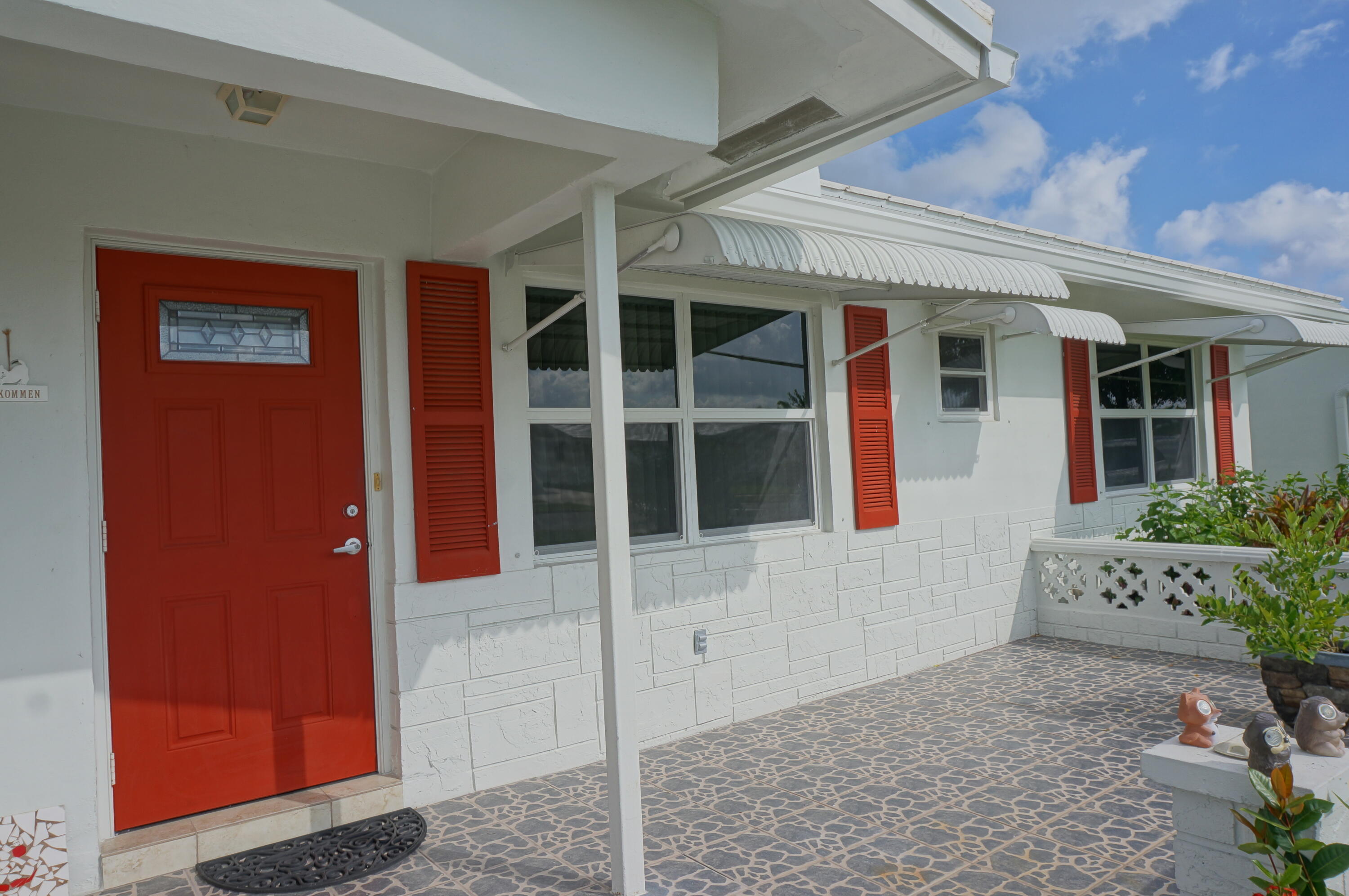 720 Southwest 18th Street Boynton Beach, FL 33426 - Photo 2 of 23 DSC07721