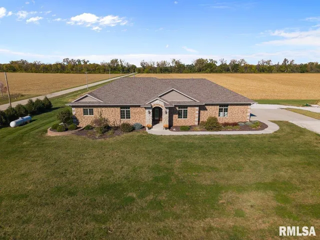 $570,000 | 15758 North 2120th Avenue, Geneseo, IL 61254