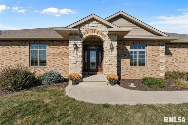 $570,000 | 15758 North 2120th Avenue, Geneseo, IL 61254