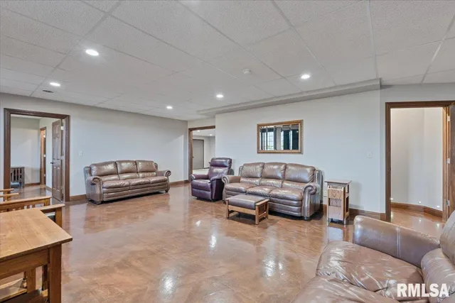 $570,000 | 15758 North 2120th Avenue, Geneseo, IL 61254