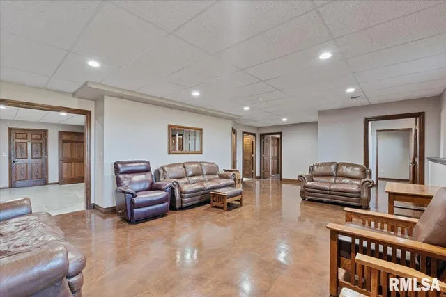 $570,000 | 15758 North 2120th Avenue, Geneseo, IL 61254