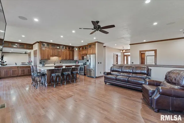 $570,000 | 15758 North 2120th Avenue, Geneseo, IL 61254